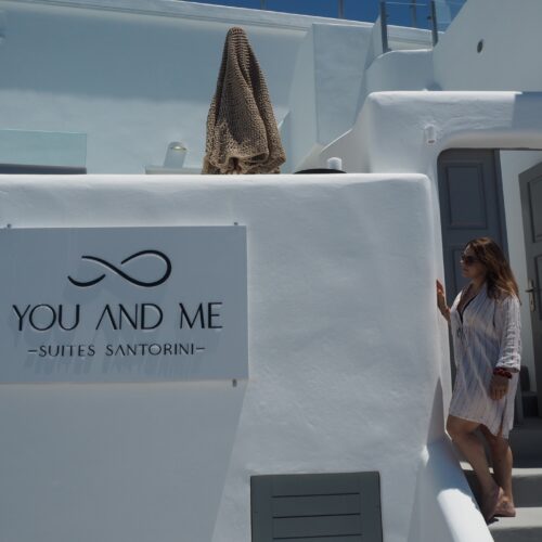 You & Me Suites Santorini: Για ρομαντικές στιγμές με θέα την καλντέρα.